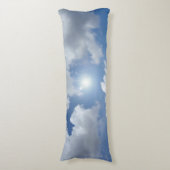 Blue Heaven Clouds + jouw ideeën Lichaamskussen (Voorkant Verticaal)