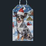 Blue Heeler Dog Winter Wonderland Christmas Joy Cadeaulabel<br><div class="desc">Dit feestelijke ontwerp vangt de vrolijke sfeer van het vakantieseizoen, met een schattige pup die een kerstmuts draagt. De hond is genesteld in een winterwonderland, compleet met een sneeuwpop, een versierde kerstboom en prachtig ingepakte cadeaus. Sneeuwvlokken herfsten zachtjes en voegen een magische toets toe aan het tafereel, terwijl de levendige...</div>