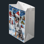Blue Heeler Dog Winter Wonderland Christmas Joy Medium Cadeauzakje<br><div class="desc">Dit feestelijke ontwerp vangt de vrolijke sfeer van het vakantieseizoen, met een schattige pup die een kerstmuts draagt. De hond is genesteld in een winterwonderland, compleet met een sneeuwpop, een versierde kerstboom en prachtig ingepakte cadeaus. Sneeuwvlokken herfsten zachtjes en voegen een magische toets toe aan het tafereel, terwijl de levendige...</div>