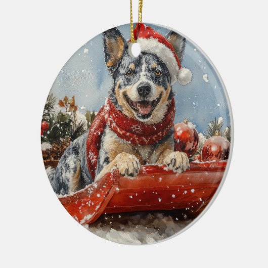 Blue Heeler Hond in Sledge Laat het Sneeuw Kerstmi Keramisch Ornament (Links)