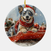 Blue Heeler Hond in Sledge Laat het Sneeuw Kerstmi Keramisch Ornament (Achterkant)