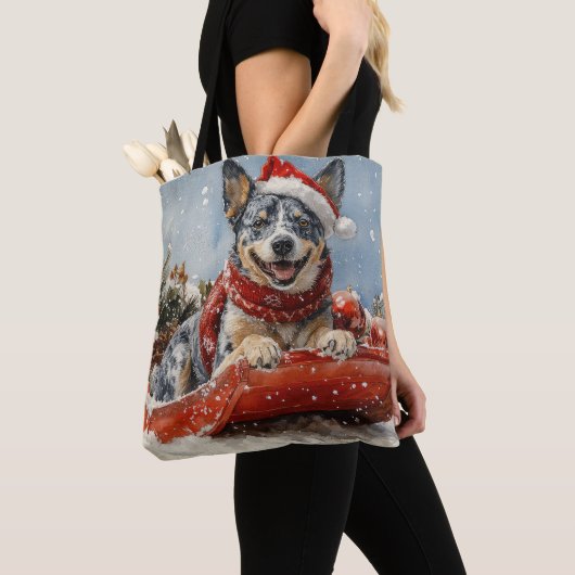 Blue Heeler Hond in Sledge Laat het Sneeuw Kerstmi Tote Bag (Dichtbij)