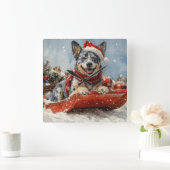 Blue Heeler Hond in Sledge Laat het Sneeuw Kerstmi Vierkante Klok (Huis)