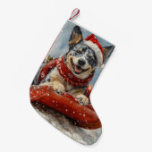 Blue Heeler-hond in slee Laat het sneeuwen Kerstmi Kleine Kerstsok (Voorkant (Hangend))