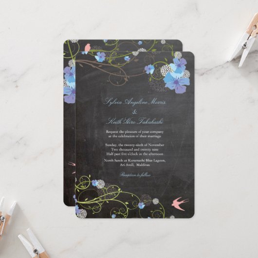 Blue Hibiscus & Swallows Floral Chalkboard Wedding Kaart (Voorkant / Achterkant in situ)