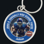 Blue High School Football Player Foto Sleutelhanger<br><div class="desc">Deze coole aangepaste blauw middelbare school football speler foto sleutelhanger is voorzien van witte typografie van uw team en speler naam. Personaliseer met uw atleet naam naast de bal.</div>