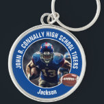 Blue High School Football Player Foto Sleutelhanger<br><div class="desc">Deze coole aangepaste blauw middelbare school football speler foto sleutelhanger is voorzien van witte typografie van uw team en speler naam. Personaliseer met uw atleet naam naast de bal.</div>