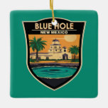 Blue Hole New Mexico Travel Art Badge Keramisch Ornament<br><div class="desc">Het Blauwe Gat in een vectorkunststijl. Het Blauwe Gat van Santa Rosa,  of gewoon het Blauwe Gat,  is een cirkelvormig,  klokvormig zwembad of klein meer langs Route 66 ten oosten van Santa Rosa.</div>
