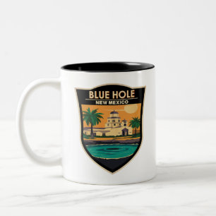 Blue Hole New Mexico Travel Art Badge Tweekleurige Koffiemok