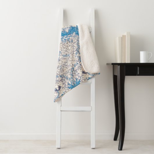 Blue Honeysuckle (van William Morris) Sherpa Deken (In situ)