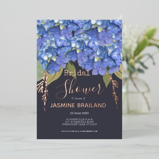 Blue Hydrangea Blooms Gepersonaliseerd Vrijgezelle Folie Uitnodiging (Staand Voorkant)