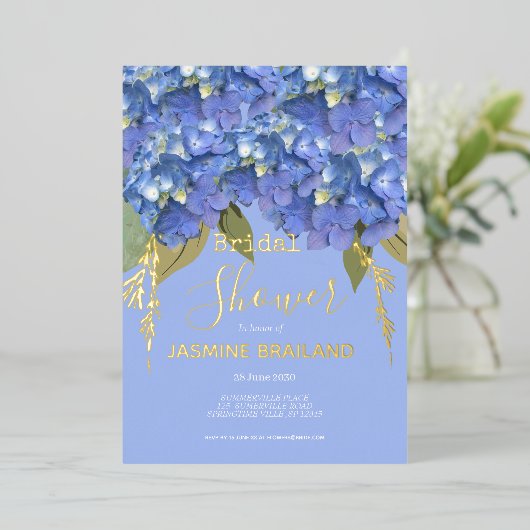 Blue Hydrangea Blooms Gepersonaliseerd Vrijgezelle Folie Uitnodiging (Staand Voorkant)