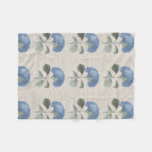 Blue Hydrangea Blossom on Antique Calligraphy Fleece Deken (Voorkant (Horizontaal))