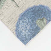 Blue Hydrangea Blossom on Antique Calligraphy Fleece Deken (Hoek)