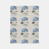 Blue Hydrangea Blossom on Antique Calligraphy Fleece Deken (Voorkant)