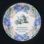 Blue Hydrangea bruids thee party Papieren Bordje<br><div class="desc">Deze elegante blauw hortensia vrijgezellenfeest theefeestuitnodiging is ideaal voor een lente- of zomerevenement. Het klassieke bloemenontwerp heeft zachte poederblauwe waterverf hortensia’s met een accent op blush roze bloemen en groene bladeren. De uitnodiging is onderdeel van een charmant briefpapier collectie, met sjablonen klaar om aan te passen. Maak uw evenement compleet...</div>