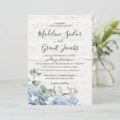 Blue Hydrangea en Greenery Barn Wood Wedding Invi Kaart (Staand voorkant)