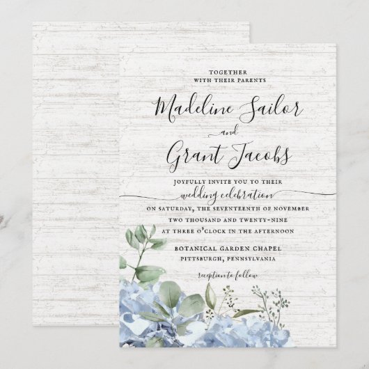 Blue Hydrangea en Greenery Barn Wood Wedding Invi Kaart (Voorkant / Achterkant)