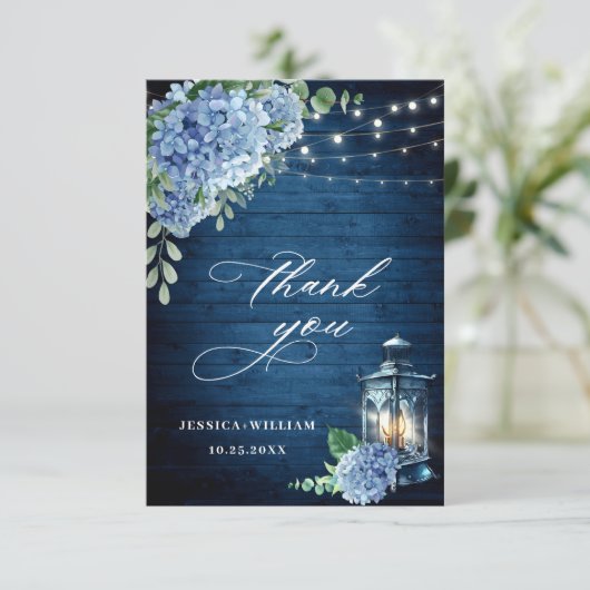 Blue Hydrangea Floral Lantern Navy Wood Wedding Bedankkaart (Staand voorkant)