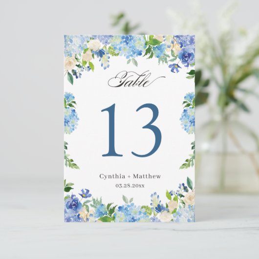 Blue Hydrangea Floral Wedding Table Number Kaart (Staand voorkant)