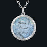 Blue Hydrangea Floral Wedding Zilver Vergulden Ketting<br><div class="desc">Draag iets blauw op je trouwdag! Pas het  Blauwe Hydrangea Wedding Pendant Ketting aan om een blijvend keepasje voor uw bruid te creëer om bruidsmeisje te zijn. Deze elegante traditioneel bloeiende huwelijksjuwelen zijn voorzien van een digitaal geverfde bloemige foto van een blauwe hydrangea bloesem in een sterling zilveren bediende.</div>