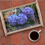 Blue Hydrangea Garden Afbeelding Text Sjabloon Dienblad<br><div class="desc">bloemhouten dienblad met brandkranen en een plaats voor jouw tekst. Paarse blauwe brandkranen zijn het centrale afbeelding op de foto van een tropische tuin . Andere kleurrijke planten en bladeren op de achtergrond maken dit tot een interessant onderste afbeelding voor bruine of zwarte houten bakken. Een lijn van gedrukte teksten...</div>