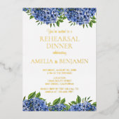 Blue Hydrangea Gold Foil Wedding Rehearsal Dinner Folie Uitnodiging (Voorkant)
