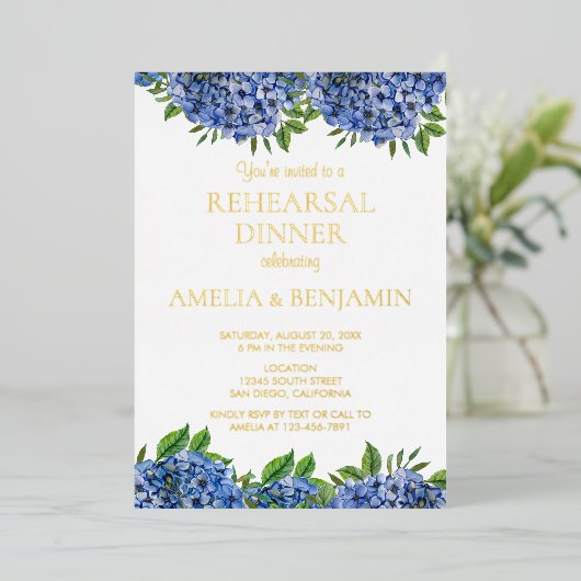 Blue Hydrangea Gold Foil Wedding Rehearsal Dinner Folie Uitnodiging (Staand Voorkant)