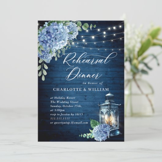 Blue Hydrangea Lantern Navy Wood Rehearsal Dinner Kaart (Staand voorkant)