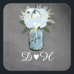 Blue Hydrangea Mason Jar Chalkboard | Bruiloft Vierkante Sticker<br><div class="desc">VAN MASON JAR BRUILOFT COLLECTIES: Deze sticker kan worden gebruikt voor uw bruiloft snoep buffettafel voor favoriete dozen, of tassen, reizende gast goodie tassen en nog veel meer! Een elegante Mason Jar gevuld met bloemen in de kleuren van Blauw en Sage Blue Hydrangea bloemen met Witte Daisies wilde bloemen. Er...</div>