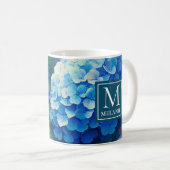 Blue Hydrangea Mok met aangepaste monogram (Voorkant rechts)