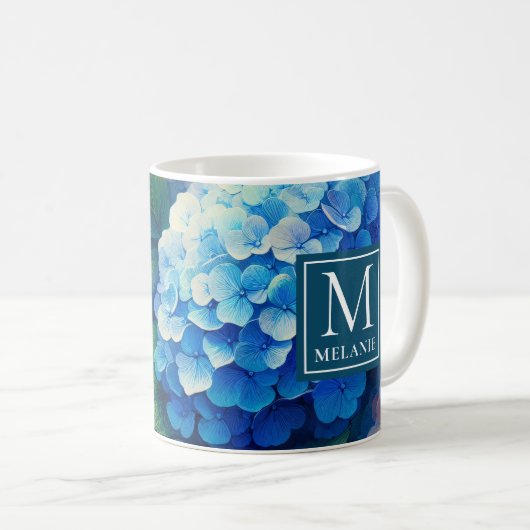 Blue Hydrangea Mok met aangepaste monogram (Voorkant rechts)