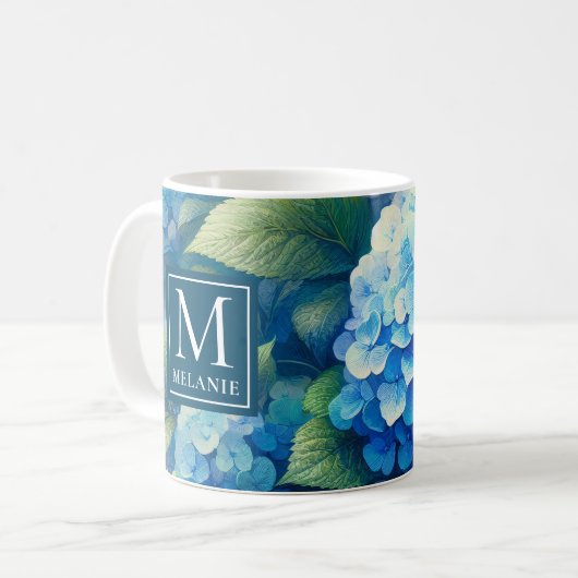 Blue Hydrangea Mok met aangepaste monogram (Voorkant links)