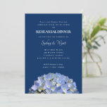 Blue Hydrangea Rehearsal Dinner Host Names Kaart<br><div class="desc">Bleke blauwe hydrangea repetitie voor het diner sjabloon in marineblauw . De witte tekst is in gedrukte vorm behalve de namen van de bruid en de groom die een elegantere handgeschreven vorm is. Omvat de namen van de gastheren bij de bovenkant als degenen die gasten uitnodigen. Vast donkerblauw op de...</div>