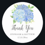 Blue Hydrangea Waterverf Floral Wedding Dank je Ronde Sticker<br><div class="desc">Deze bruiloft bedankt jullie stickers zijn voorzien van blauwe hydrangea's en bladeren. Pas ze aan met je namen en trouwdatum. Deze stickers zijn ideaal voor gebruik als envelopverzegelsticker of voor het versieren van huwelijksgunsten. Deze stickers maken deel uit van een collectie met een reeks overeenkomende trouwbenodigdheden. Ga naar de pagina...</div>