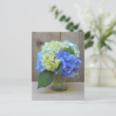 Blue Hydrangeas Mason Jar Mature Birthday Party Uitnodiging Briefkaart (Staand voorkant)