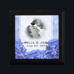 Blue Hydrangeas Photo Wedding Gift Box Cadeaudoosje<br><div class="desc">Een tekenblauwe hydrangeas cadeaudoos die bij je bruiloft past. Volledig en klaar voor u om de tekst, het lettertype en de kleuren aan te passen zoals u hebt gedroomd. Als je hulp nodig hebt bij dit ontwerp, neem dan contact met me op en ik zal je graag helpen. Ideaal als...</div>