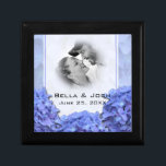 Blue Hydrangeas Photo Wedding Gift Box Cadeaudoosje<br><div class="desc">Een tekenblauwe hydrangeas cadeaudoos die bij je bruiloft past. Volledig en klaar voor u om de tekst, het lettertype en de kleuren aan te passen zoals u hebt gedroomd. Als je hulp nodig hebt bij dit ontwerp, neem dan contact met me op en ik zal je graag helpen. Ideaal als...</div>