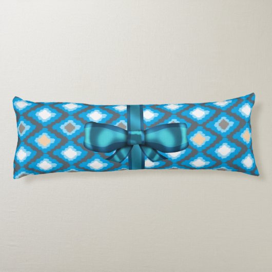 Blue Ikat Diamonds Pattern and Blue Bow Custom Lichaamskussen (Achterkant)