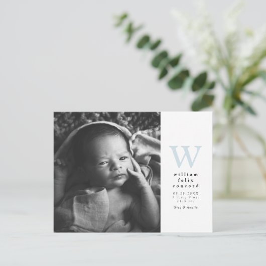 Blue initiaal Simple Birth Announcement briefkaart (Staand voorkant)