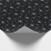 Blue-ish Gray Snowflakes on a Black Background Cadeaupapier (Hoek)