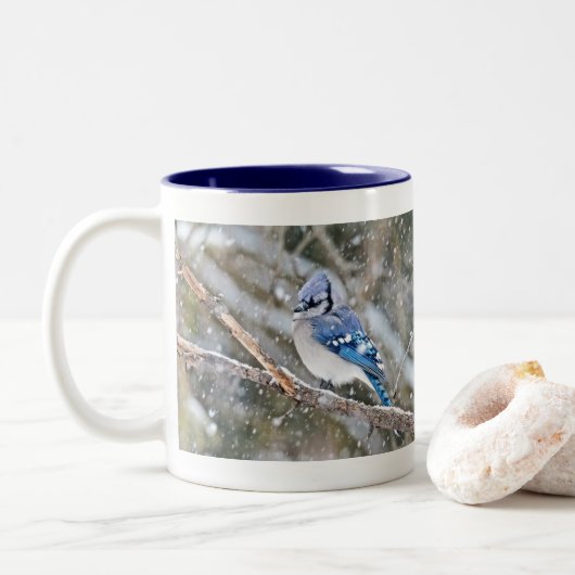 Blue Jay in een Snowstorm Tweekleurige Koffiemok (Met donut)