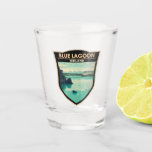 Blue Lagoon IJsland Reizen Kunst Vintage Shot Glas<br><div class="desc">Blue Lagoon IJsland vector art ontwerp. De Blue Lagoon is een geothermisch kuuroord in het zuidwesten van IJsland. De spa is gelegen in een lavaveld nabij Grindavík en voor de berg Þorbjörn op het schiereiland Reykjanes.</div>