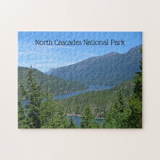 Blue Lake Winds Through Green Forested Mountains Legpuzzel (Horizontaal)