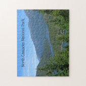 Blue Lake Winds Through Green Forested Mountains Legpuzzel (Verticaal)
