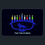 Blue Lion Menorah Magneet<br><div class="desc">Voor je Chanukkah feest. Hij is uitgerust met een leeuwengemetste Chanoekah-menorah,  bovenop een sterrenachtergrond,  met alle acht kaarsen en de shamash die branden. Voeg je eigen tekst toe. Chanoeka is het mid-winter "Festival of Lights".</div>