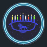 Blue Lion Menorah Ronde Sticker<br><div class="desc">Een blauw, leeuwerig Chanukkah-menorah met verlichte kaarsen op een starre achtergrond.</div>