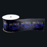 Blue Lion Menorah Satijnen Lint<br><div class="desc">Hij is uitgerust met een leeuwengemetste Chanoekah-menorah,  bovenop een sterrenachtergrond,  met alle acht kaarsen en de shamash die branden. Chanoeka is het mid-winter "Festival of Lights".</div>