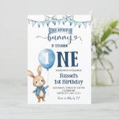 Blue Little Bunny First Birthday Invitation Kaart (Staand voorkant)