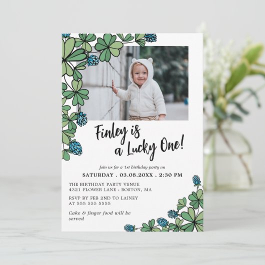 Blue Lucky One Four Leaf Clover 1st Birthday Party Kaart (Staand voorkant)